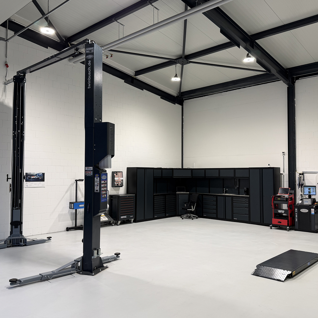 Moderne Autowerkstatt mit professioneller Ausstattung